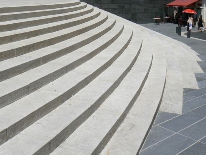 Fabrication sur commande et sur mesure en pierre naturelle pour extérieur de marches ou éléments pour escalier extérieur. Granit, grès, marbre et schiste. Gamme Pierre/escalier