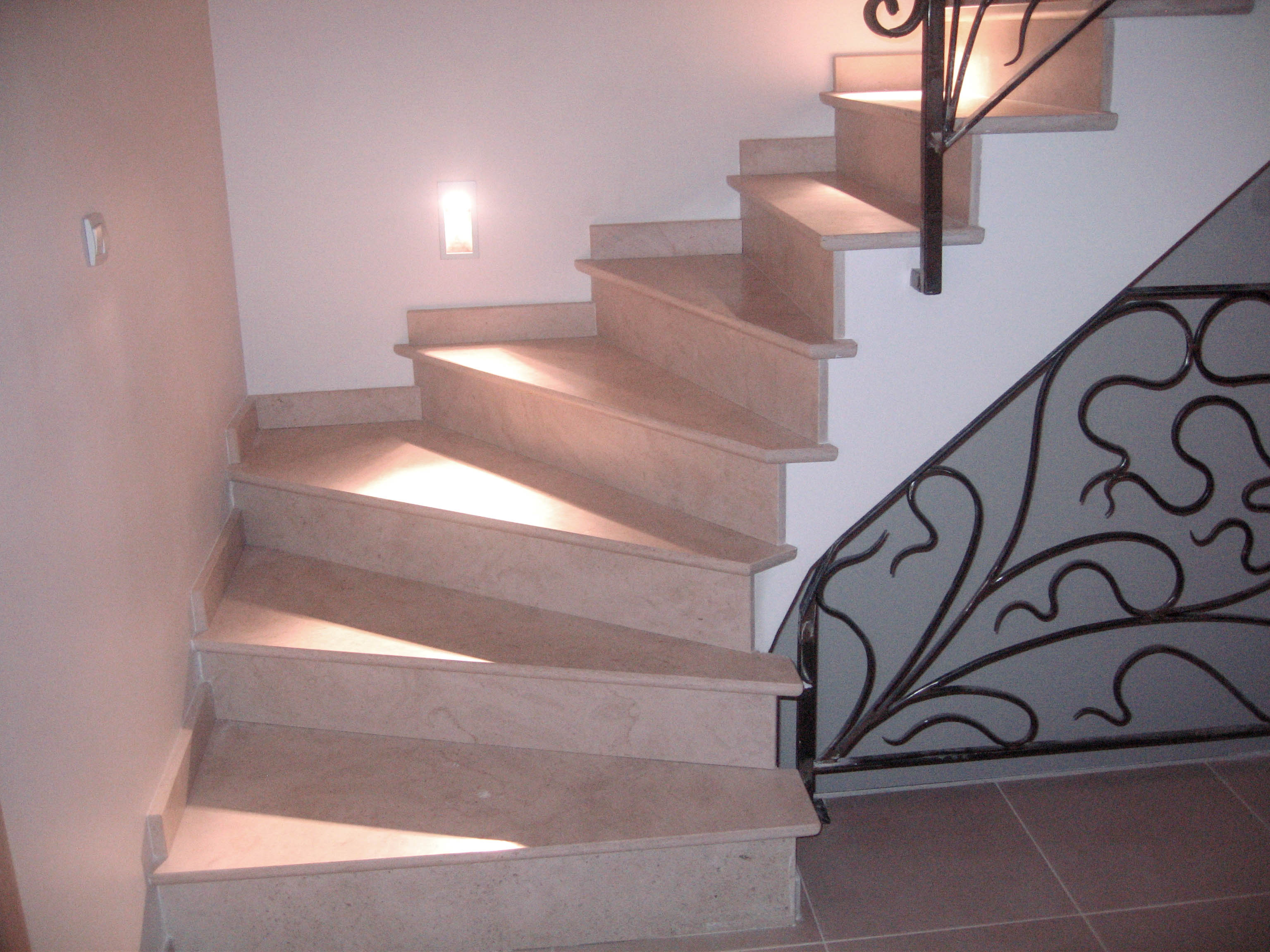Marche et contremarche d'escalier en marbre Travertin