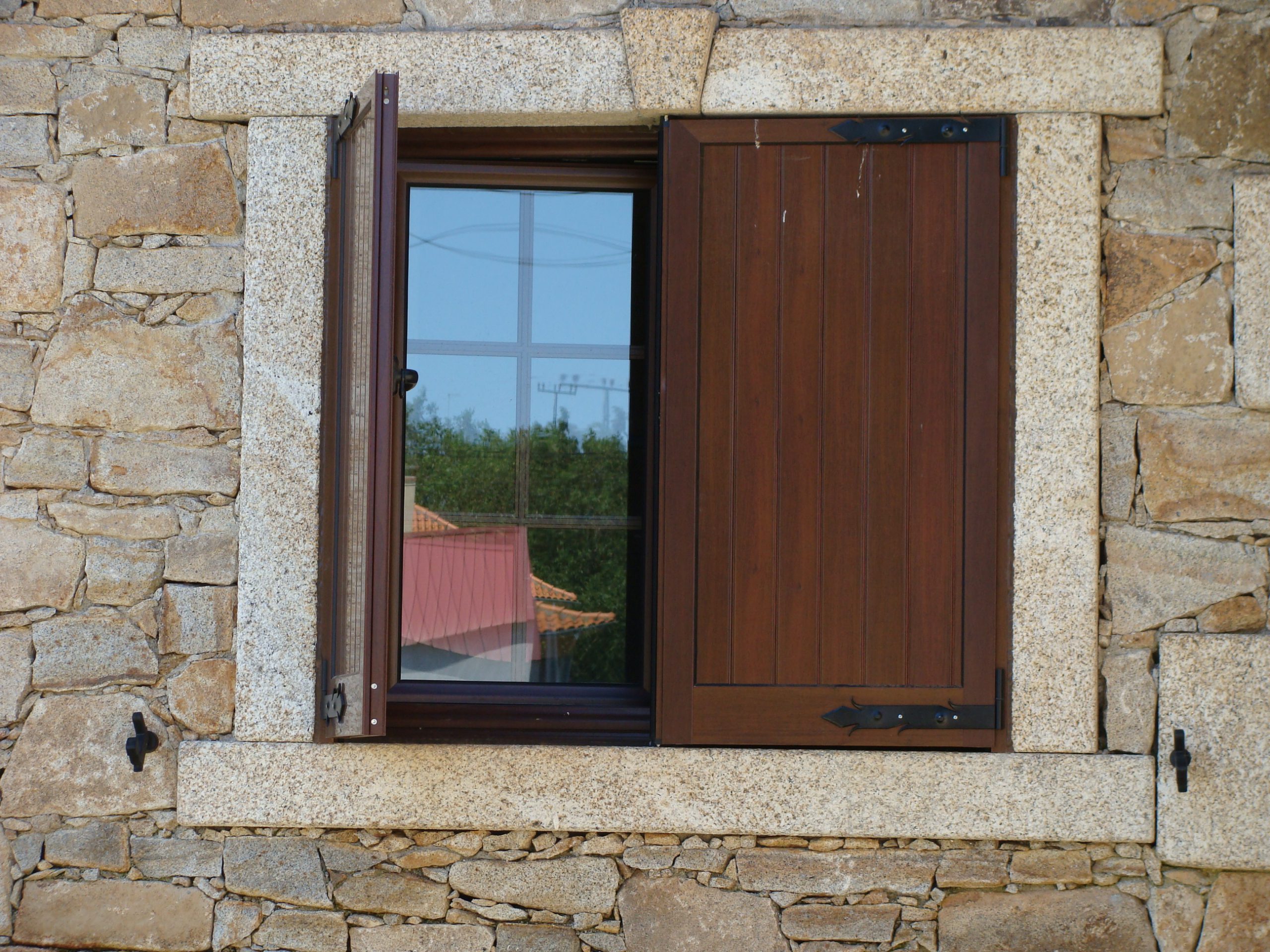 Coop matériaux Lusitane matériaux tableau encadrement de fenêtre granit