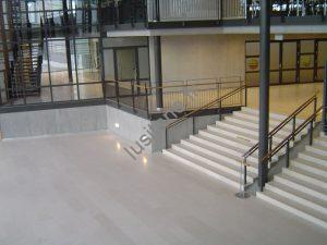 Lusitane matériaux de construction pour vous Dallage intérieur en marbre beige poli dans un salon lumineux avec mobilier contemporain