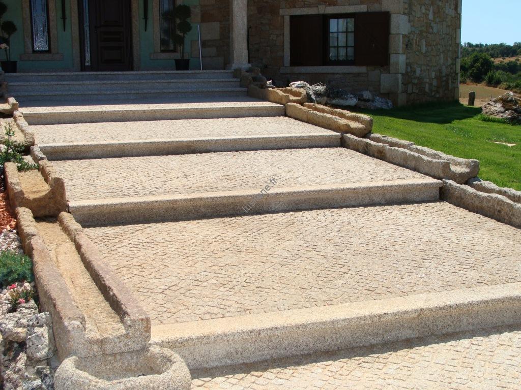 Lusitane matériaux de construction pour vous pavés en granit dans une cour ou une voie carrossable.