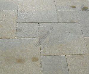 Zoom sur texture pierre naturelle brossée - carrelage intérieur haut de gamme