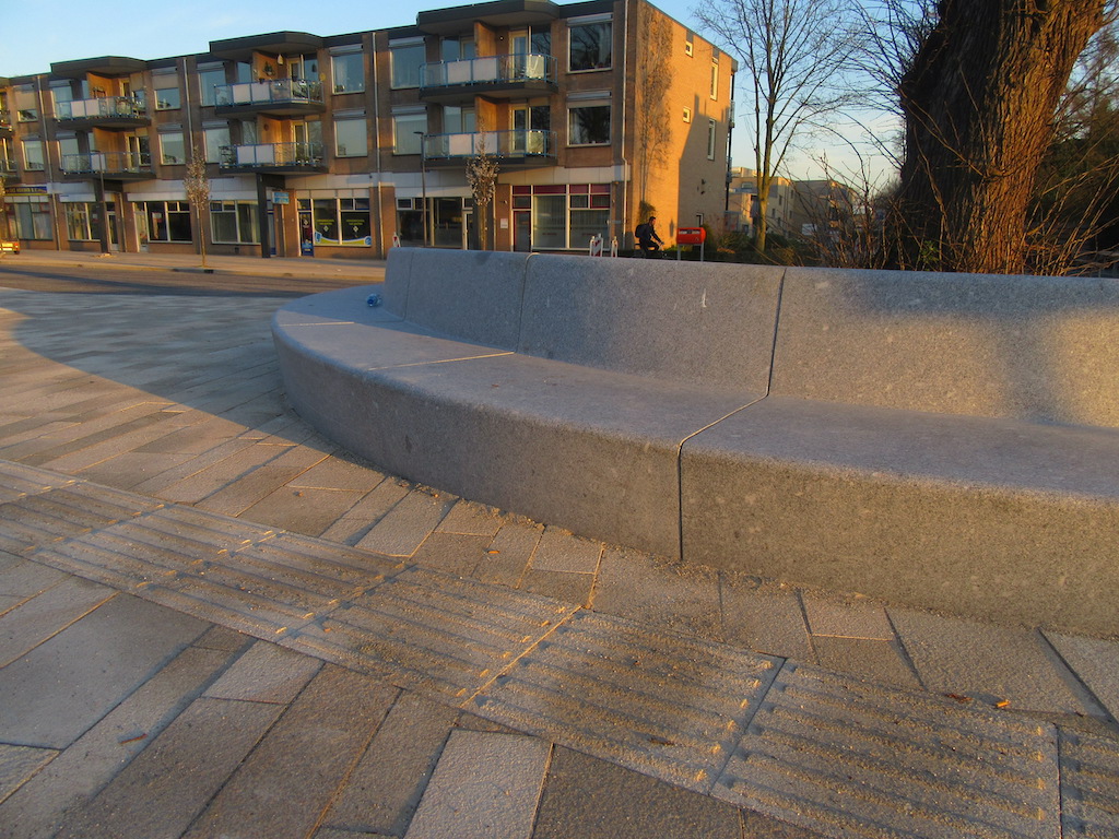 Coop matériaux Lusitane matériaux banc granit urbanisme