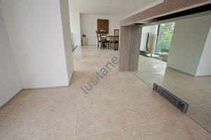 Lusitane matériaux de construction pour vous Salon design avec dallage pierre naturelle teinte crème, murs blancs et bois brut
