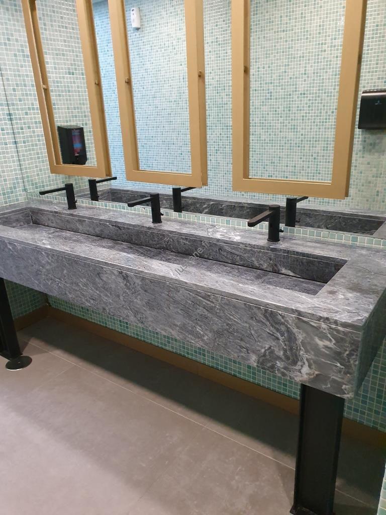 Plan lavabo et toilette en pierre naturelle sur mesure