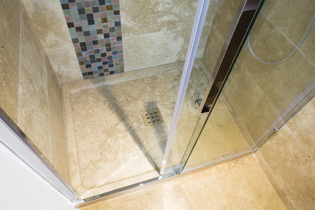 Coop matériaux Lusitane matériaux receveur douche pierre naturelle travertin marbre