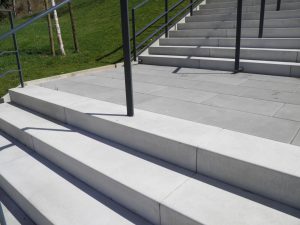 escalier gradin extérieur béton 