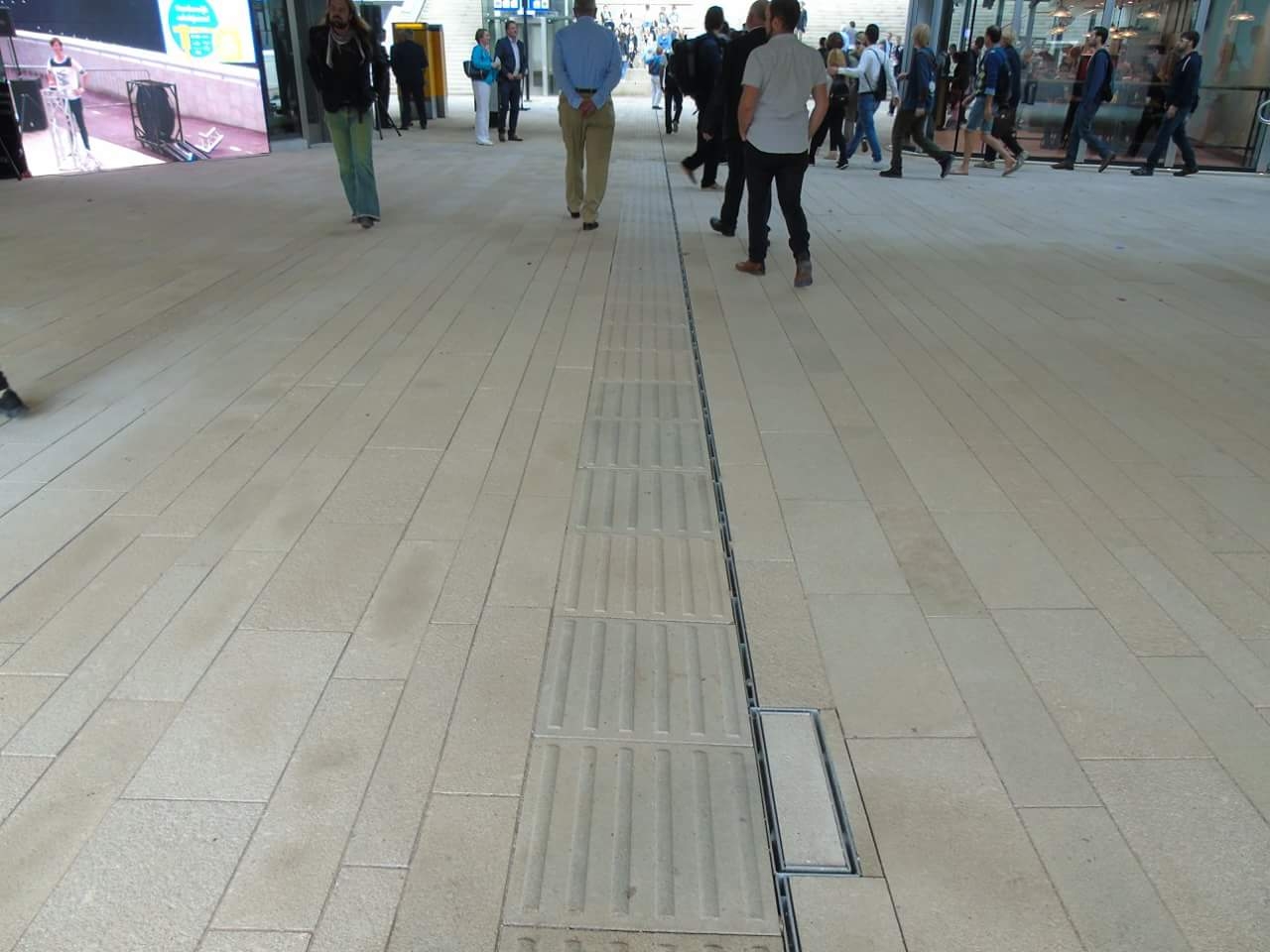 Coop matériaux Lusitane matériaux dallage podotactile granit