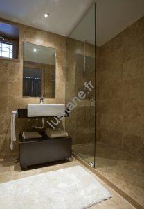 Salle de bain mur et sol pierre naturelle